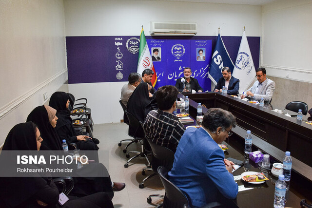 اتباعِ بیگانه فاقد مجوز اخراج میشوند / درباره حضور بانوان در ورزشگاهها عوامفریبی نکنیم