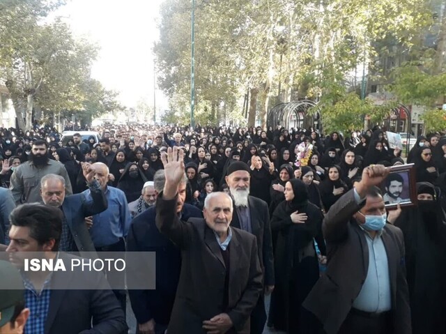 تشییع پیکر حاج شیرعلی رحمانی بر روی شانههای شهر ایلام