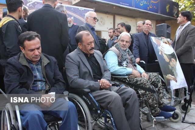 تشییع پیکر حاج شیرعلی رحمانی بر روی شانههای شهر ایلام