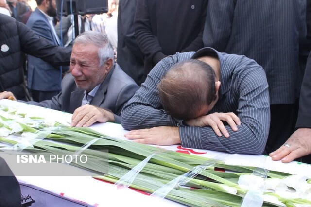 تشییع پیکر حاج شیرعلی رحمانی بر روی شانههای شهر ایلام