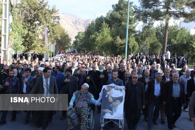 تشییع پیکر حاج شیرعلی رحمانی بر روی شانههای شهر ایلام