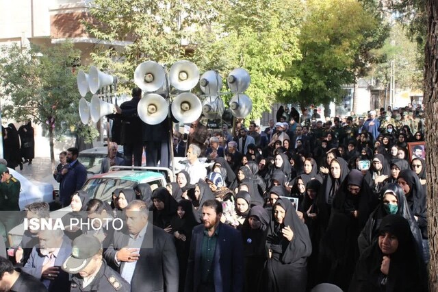 تشییع پیکر حاج شیرعلی رحمانی بر روی شانههای شهر ایلام