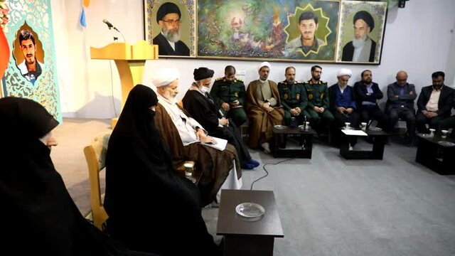 دیدار اعضای ستاد برگزاری یادواره ۶۰۹۰ شهید استان قم با مادر شهیدان زینالدین دیدار اعضای ستاد برگزاری یادواره ۶۰۹۰ شهید استان قم با مادر شهیدان زینالدین