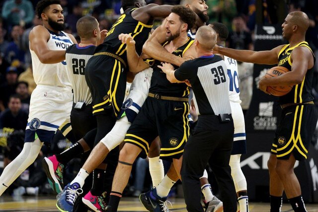 درگیریهای شدید در NBA/ ستاره واریرز «گوبر» را خفه کرد!
