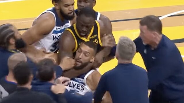 درگیریهای شدید در NBA/ ستاره واریرز «گوبر» را خفه کرد!