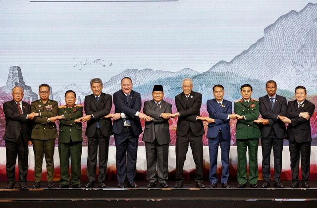 از چپ وزرای دفاع برونئی، کامبوج، لائوس، مالزی، فیلیپین، اندونزی، سنگاپور، تایلند، ویتنام، تیمور شرقی و دبیرکل آسهان وزرای دفاع آسهآن خواستار آتشبس در غزه شدند/ بحران میانمار همچنان در هالهای از ابهام