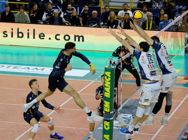 اسماعیلنژاد بالاتر از ایشیکاوا در لیگ ایتالیا اسماعیلنژاد بالاتر از ایشیکاوا در لیگ ایتالیا