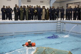 امیر حبیب الله سیاری معاون هماهنگ کننده ارتش و  امیر حمید واحدی فرمانده نیروی هوایی ارتش در آیین افتتاح مدرسه نجات خدمه نهاجا