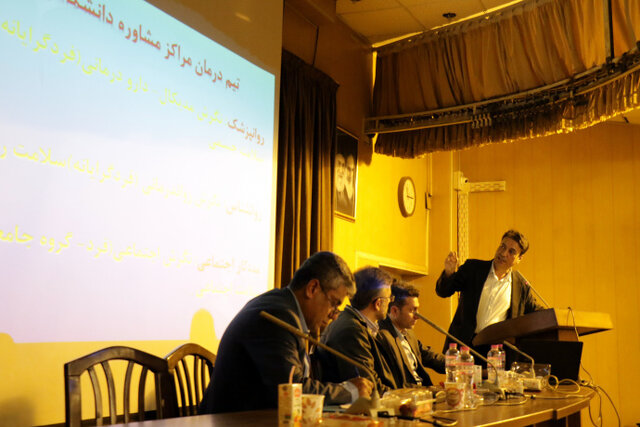 ضرورت بهکارگیری مددکاران در کنار مشاوران