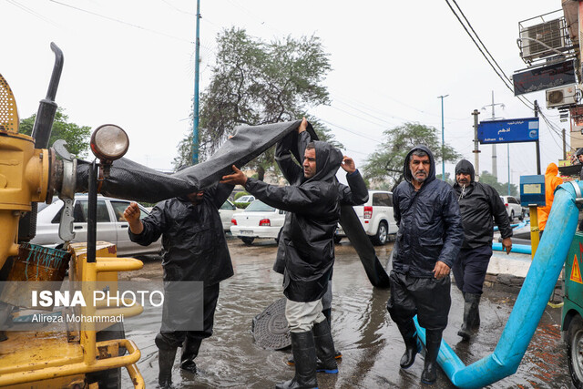 آبگرفتگی در اهواز دفع آبگرفتگیهای اهواز با فعالیت دو هزار نیرو/ جلوگیری از ورود آب به منازل با گونیهای شن