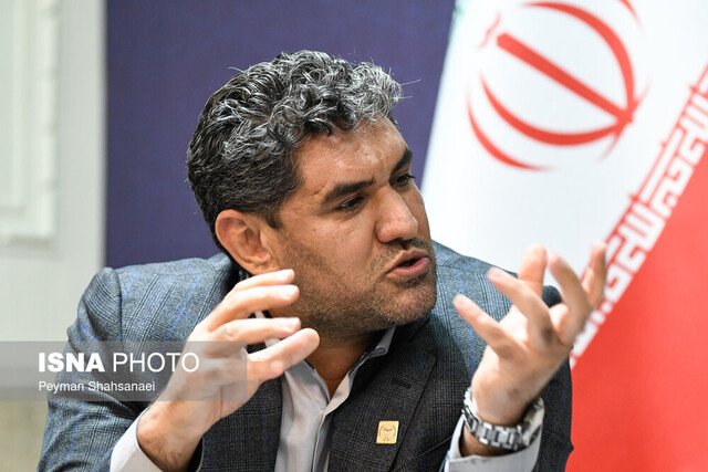 مسائل را به سمت جامعه نخبگانی هدایت کنید/ به تضارب آرا احترام میگذاریم