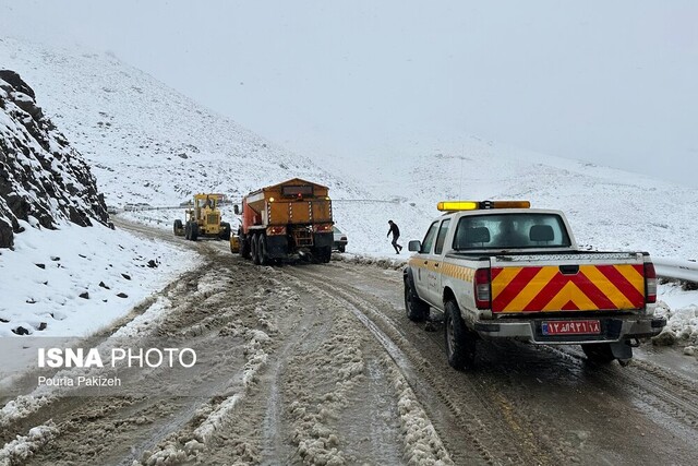 برف‌روبی و نمک‌پاشی ۵۰۰ کیلومتر از محورهای کوهستانی همدان