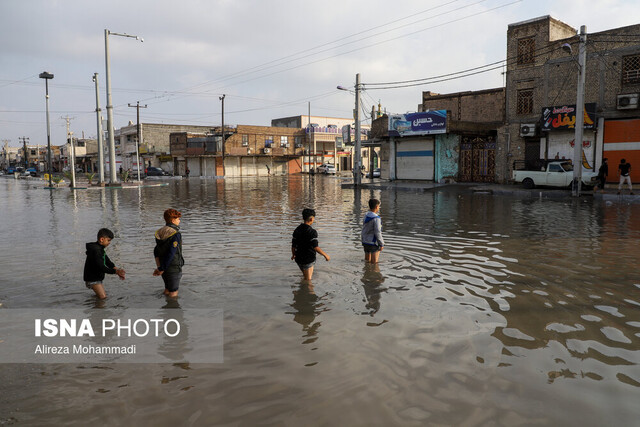آبگرفتگی در اهواز تلاش برای رفع آبگرفتگی در منطقه کیانشهر اهواز