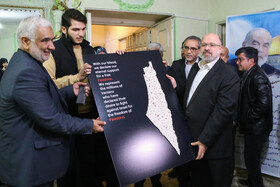 تقدیم نقشه فلسطین از سوی تعدادی از هنرمندان به نماینده حماس در بزرگداشت شهید دکتر احمد بحر نائب رئیس مجلس قانونگذاری فلسطین  و عضو جنبش حماس