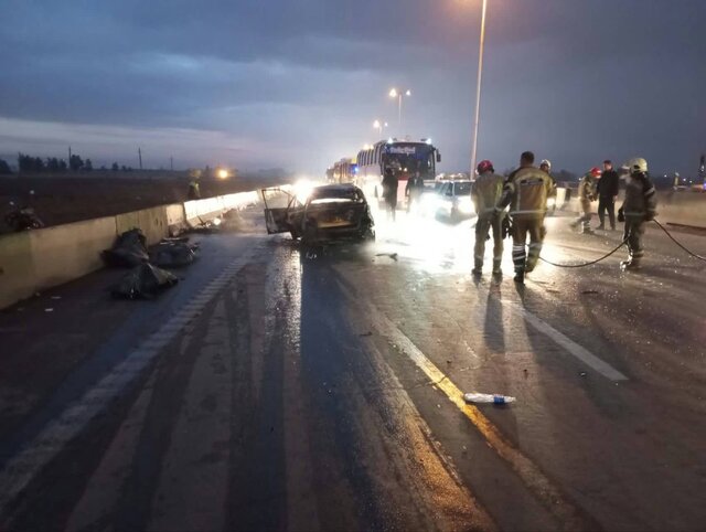 واژگونی آتشین پراید در اتوبان قم - تهران/ ۳ تن جان باختند