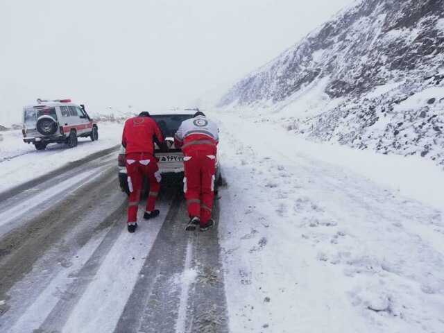 امدادرسانی به ۱۵ خودرو گرفتار در کولاکِ برف محور چالدران به خوی