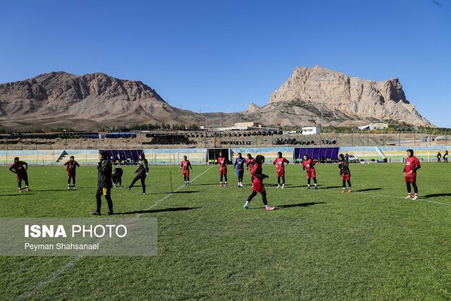 عدهای فکر میکنند برای ورزش بانوان هزینه کنند، پولشان را دور ریختهاند عدهای فکر میکنند برای ورزش بانوان هزینه کنند، پولشان را دور ریختهاند