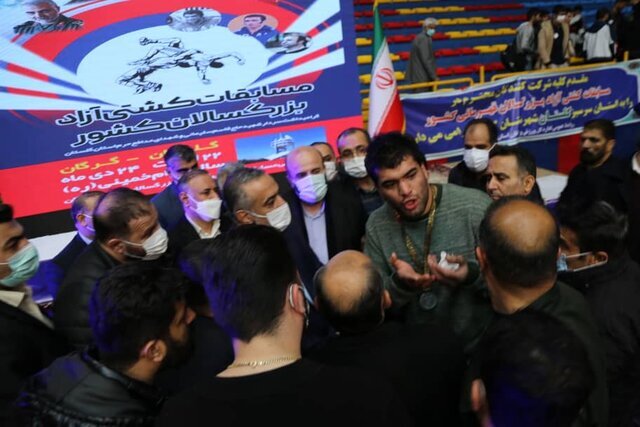 عکس آرشیوی است. جنجال دوباره کشتیگیر پرحاشیه در لیگ کشتی