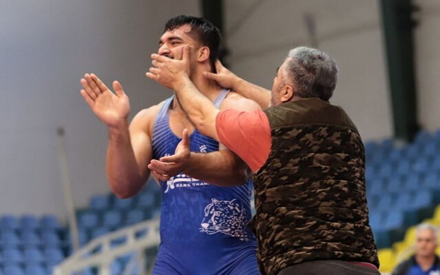 ماجرای مبارزه جنجالی در لیگ کشتی/ علیتبار: هاشمی حرکت زشتی رو به تماشاگران انجام داد