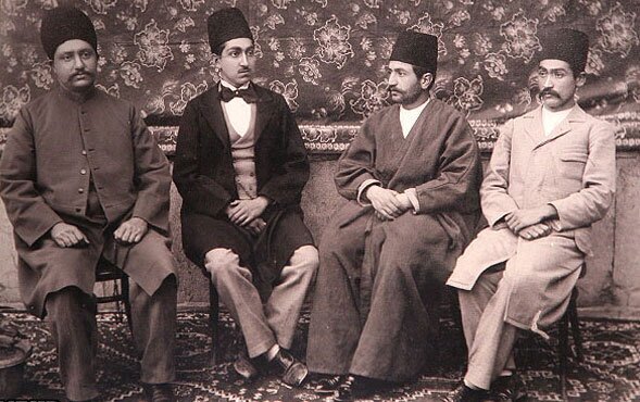 درویش خان آهنگساز بهار دلکش اولین نفر از سمت راست بشنوید/ تصوری اشتباه از یک قطعه معروف موسیقی