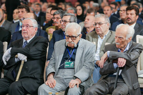 از راست به چپ محمدحسن سمسار از مفاخر میراث فرهنگی و عبدالمجید ارفعی متخصص زبانهای باستانی در مراسم آغاز به کار انجمن خیرین میراث فرهنگی