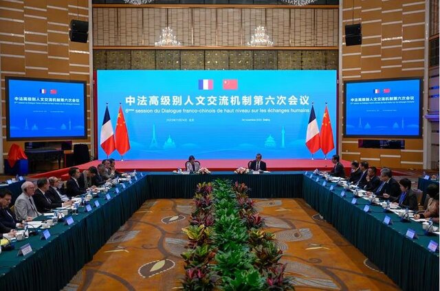 وزیر خارجه فرانسه در چین برای احیای روابط 