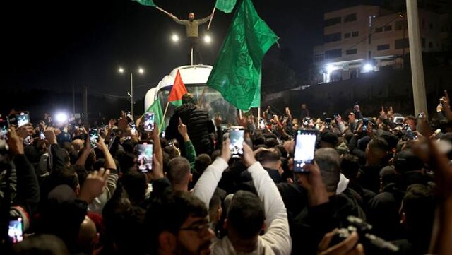 ۳۰ اسیر فلسطینی به آغوش خانوادههایشان بازگشتند ۳۰ اسیر فلسطینی به آغوش خانوادههایشان بازگشتند