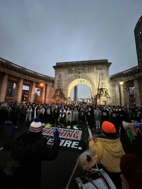 تظاهرات حامیان فلسطین بر روی پل منهتن نیویورک