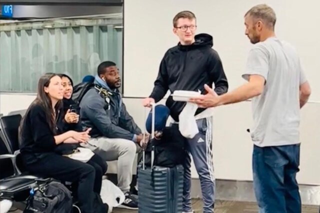 آزار و اذیت زن مسلمان محجبه در فرودگاهی در آمریکا آزار و اذیت زن مسلمان محجبه در فرودگاهی در آمریکا