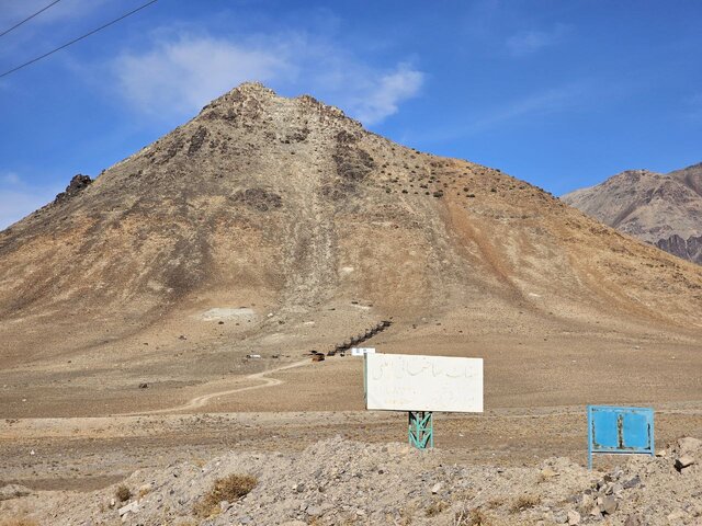 گندم کوه در تفرش، عکسها از سعید فتوحی نگرانی از پلهگذاری در یک کوه بهخاطر جویندگان گنج!
