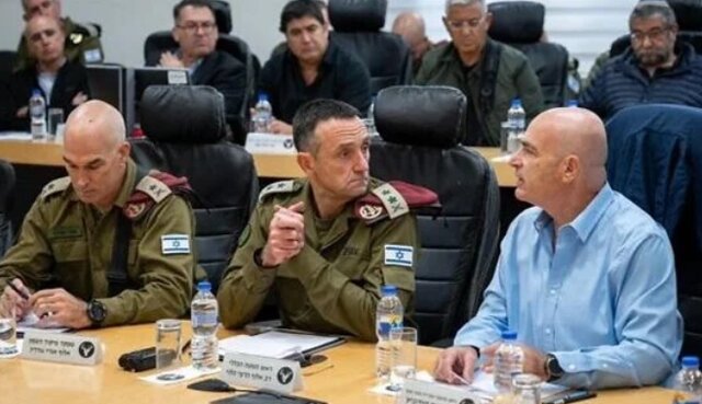 محافظ نتانیاهو رئیس ستاد ارتش را قبل از ورود به جلسه کابینه جنگ بازرسی کرد
