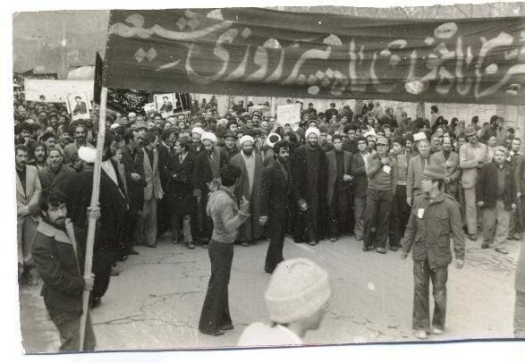 حکومت نظامی و شعارهای سیاسی روی پشتبامها