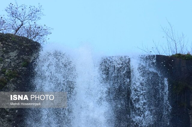 صعود کوهنوردان آستارایی به بلندترین آبشار چهار فصل ایران