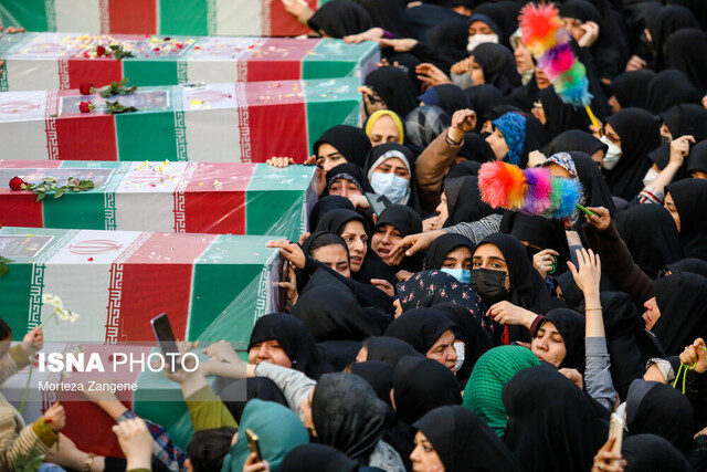 مردم تهران با پیکرهای هشت شهید مدافع حرم وداع کردند مردم تهران با پیکرهای هشت شهید مدافع حرم وداع کردند