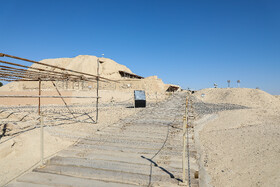 تپۀ تاریخی سیلک یکی از محوطههای باستانی مهم فلات مرکزی است و آن را باید بازماندهای از زیگورات و نیایشگاه مردمان باستانی ایران دانست که از گِل رس و سفال ساخته شده است. این محوطه تا سال ۱۳۱۰ خورشیدی شناسایی نشده بود اما ۸۰ سال پیش با جاری شدن سیل در زمینهای کشاورزی کاشان، این تپهها نیز نمایان شده و دادهها نشان داد که در این زمین، گنجینهای از تاریخ مدفون است.