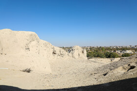 نخستین تمدن شهرنشینی درتپه تاریخی سیلک شکل گرفته با داشتن لایههای فرهنگی متعلق به دوران نوسنگی، روستا نشینی و شهر نشینی، محوطهای سرشار از دادههایی است که در شناسایی تحولات تاریخیِ جوامع انسانی برای باستان شناسان راهگشا است و از معیارهای ثبت در فهرست میراث جهانی یونسکو نیز برخوردار است.