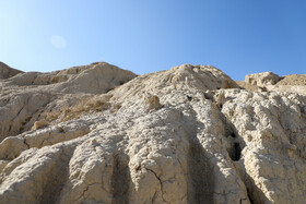 نخستین پژوهش و کاوش میدانی در تپههای باستانی سیلک کاشان در سال ۱۳۱۲ شمسی توسط «رومن گیرشمن» باستانشناس فرانسوی انجام شد، اما متأسفانه پس از پایان کار گیرشمن، تپه به حال خود رها شده و بخش بزرگی از زمینهای اطراف این تپۀ ارزشمند به مزارع کشاورزی تبدیل شدند و ساخت و ساز شهری به سمت تپه پیشروی کرد.