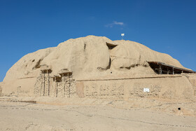 در تپهی تاریخی سیلک، آثار و تحولات از دوره نوسنگی آغاز و سپس به دوره روستانشینی و بعد از آن نیز به دوره آغاز شهرنشینی و شهرنشینی وجود دارد.