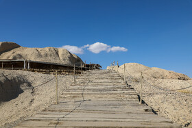 تپه تاریخی سیلک از دو تپۀ شمالی و جنوبی در فاصله ۶۰۰ متری یکدیگر و دو گورستان الف و ب تشکیل شده و بهعنوان اولین تمدن زندگی شهرنشینی در قسمت مرکزی ایران شناخته میشود.