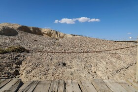 تپۀ تاریخی سیلک یکی از محوطههای باستانی مهم فلات مرکزی است و آن را باید بازماندهای از زیگورات و نیایشگاه مردمان باستانی ایران دانست که از گِل رس و سفال ساخته شده است. این محوطه تا سال ۱۳۱۰ خورشیدی شناسایی نشده بود اما ۸۰ سال پیش با جاری شدن سیل در زمینهای کشاورزی کاشان، این تپهها نیز نمایان شده و دادهها نشان داد که  در این زمین، گنجینهای از تاریخ مدفون است.