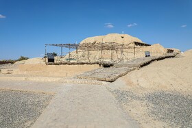 نخستین تمدن شهرنشینی درتپه تاریخی سیلک شکل گرفته با داشتن لایههای فرهنگی متعلق به دوران نوسنگی، روستا نشینی و شهر نشینی، محوطهای سرشار از دادههایی است که در شناسایی تحولات تاریخیِ جوامع انسانی برای باستان شناسان راهگشا است و از معیارهای ثبت در فهرست میراث جهانی یونسکو نیز برخوردار است.