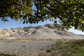 تپۀ تاریخی سیلک یکی از محوطههای باستانی مهم فلات مرکزی است و آن را باید بازماندهای از زیگورات و نیایشگاه مردمان باستانی ایران دانست که از گِل رس و سفال ساخته شده است. این محوطه تا سال ۱۳۱۰ خورشیدی شناسایی نشده بود اما ۸۰ سال پیش با جاری شدن سیل در زمینهای کشاورزی کاشان، این تپهها نیز نمایان شده و دادهها نشان داد که  در این زمین، گنجینهای از تاریخ مدفون است.