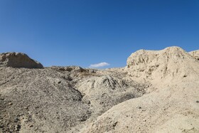 تپهی تاریخی تا سال ۱۳۱۰ خورشیدی شناسایی نشده بود، اما ۸۰ سال پیش با جاری شدن سیل در زمینهای کشاورزی کاشان، این تپهها نیز نمایان شده است.