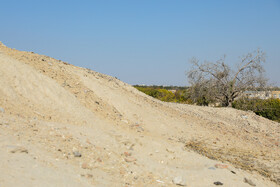 نخستین پژوهش و کاوش میدانی در تپههای باستانی سیلک کاشان در سال ۱۳۱۲ شمسی توسط «رومن گیرشمن» باستانشناس فرانسوی انجام شد، اما متأسفانه پس از پایان کار گیرشمن، تپه به حال خود رها شده و بخش بزرگی از زمینهای اطراف این تپۀ ارزشمند به مزارع کشاورزی تبدیل شدند و ساخت و ساز شهری به سمت تپه پیشروی کرد.