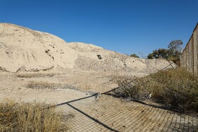 نخستین پژوهش و کاوش میدانی در تپههای باستانی سیلک کاشان در سال ۱۳۱۲ شمسی توسط «رومن گیرشمن» باستانشناس فرانسوی انجام شد، اما متأسفانه پس از پایان کار گیرشمن، تپه به حال خود رها شده و بخش بزرگی از زمینهای اطراف این تپۀ ارزشمند به مزارع کشاورزی تبدیل شدند و ساخت و ساز شهری به سمت تپه پیشروی کرد.