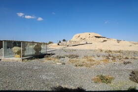 تپه تاریخی سیلک از دو تپۀ شمالی و جنوبی در فاصله ۶۰۰ متری یکدیگر و دو گورستان الف و ب تشکیل شده و بهعنوان اولین تمدن زندگی شهرنشینی در قسمت مرکزی ایران شناخته میشود.