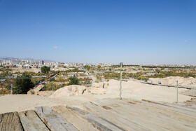 تپهی تاریخی تا سال ۱۳۱۰ خورشیدی شناسایی نشده بود، اما ۸۰ سال پیش با جاری شدن سیل در زمینهای کشاورزی کاشان، این تپهها نیز نمایان شده است.