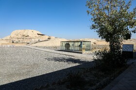 تپه تاریخی سیلک از دو تپۀ شمالی و جنوبی در فاصله ۶۰۰ متری یکدیگر و دو گورستان الف و ب تشکیل شده و بهعنوان اولین تمدن زندگی شهرنشینی در قسمت مرکزی ایران شناخته میشود.