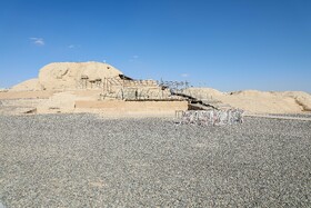 تپۀ تاریخی سیلک یکی از محوطههای باستانی مهم فلات مرکزی است و آن را باید بازماندهای از زیگورات و نیایشگاه مردمان باستانی ایران دانست که از گِل رس و سفال ساخته شده است. این محوطه تا سال ۱۳۱۰ خورشیدی شناسایی نشده بود اما ۸۰ سال پیش با جاری شدن سیل در زمینهای کشاورزی کاشان، این تپهها نیز نمایان شده و دادهها نشان داد که  در این زمین، گنجینهای از تاریخ مدفون است.