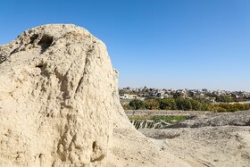 نخستین تمدن شهرنشینی درتپه تاریخی سیلک شکل گرفته با داشتن لایههای فرهنگی متعلق به دوران نوسنگی، روستا نشینی و شهر نشینی، محوطهای سرشار از دادههایی است که در شناسایی تحولات تاریخیِ جوامع انسانی برای باستان شناسان راهگشا است و از معیارهای ثبت در فهرست میراث جهانی یونسکو نیز برخوردار است.
